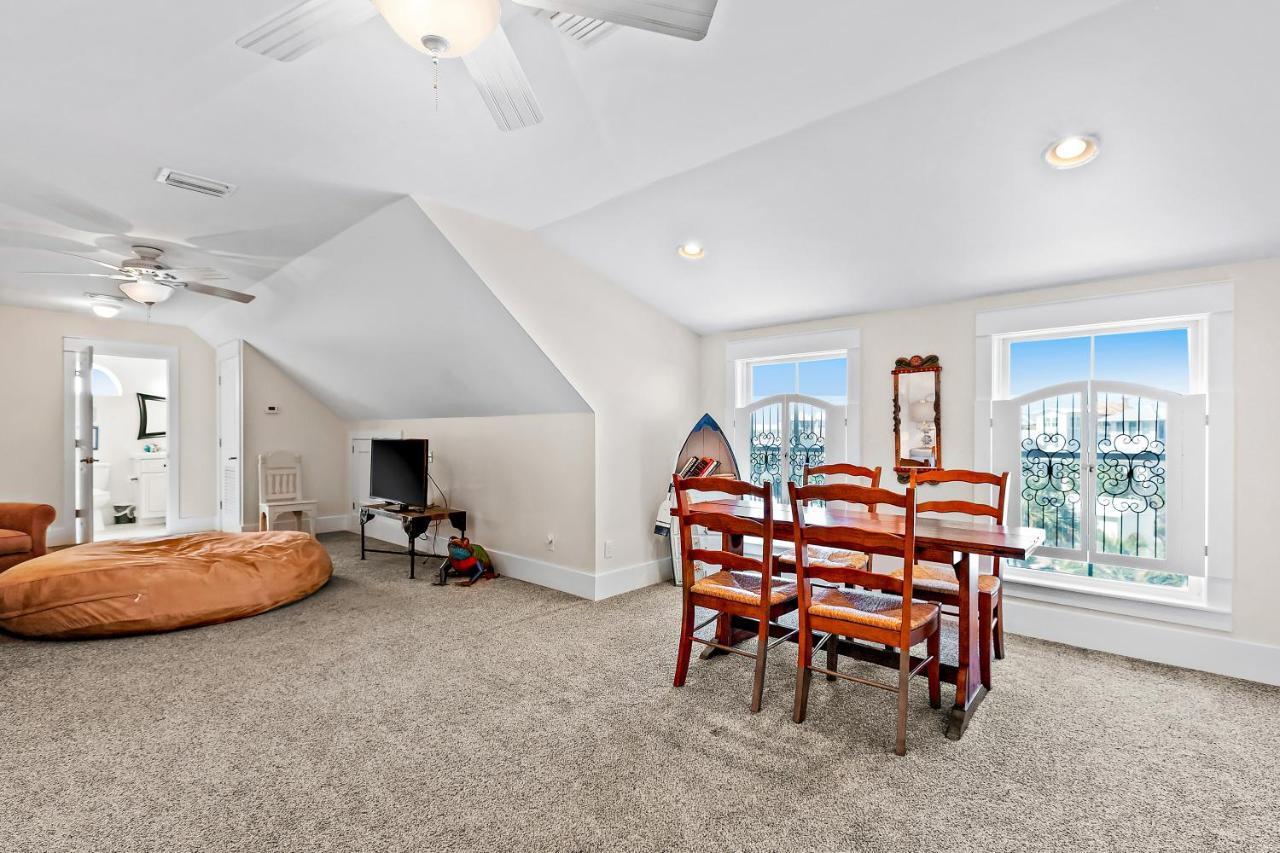 Carillon Beach Fish And Whistle Holiday home *